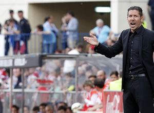 temporada 14/15. Partido Atlético Athletic de Bilbao. Simeone haciendo gestos en la banda durante el partido 