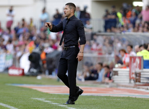 temporada 14/15. Partido Atlético de Madrid Barcelona. Simeone dando órdenes desde la banda
