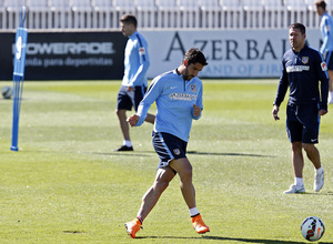 temporada 14/15. Entrenamiento en la ciudad deportiva de Majadahonda. Raúl García con el balón durante el entrenamiento