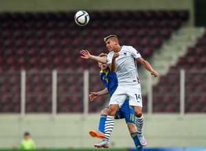 Eurocopa Sub-19 Grecia. Lúcas Hernández disputa un balón aéreo frente a Ucrania