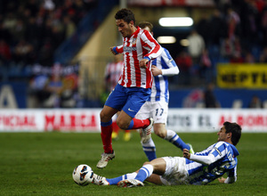 Temporada 12/13. Partido Atlético de Madrid Real Sociedad. Koke se va de un adversario lamentandose durante el partido