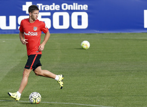 temporada 15/16. Entrenamiento en la ciudad deportiva de Majadahonda. Vietto disparando a puerta durante el entrenamiento