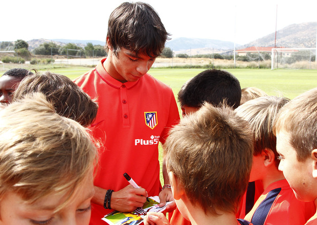 Óliver Torres firma autógrafos a los niños de La Academia en Los Ángeles de San Rafael