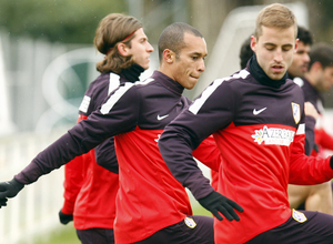 Temporada 12/13. Entrenamiento.Miranda estirando durante el entrenamiento en la ciudad deportiva de Majadahonda