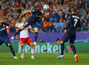 temporada 15/16. Partido Atlético Benfica. Champions. Gabi golpeando un balón de cabeza durante el partido