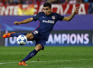 temporada 15/16. Partido Atlético Benfica. Champions. Correa golpeando un balón durante el partido