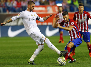 temporada 15/16. Partido Atlético de madrid Real madrid. Carrasco con el balón durante el partido