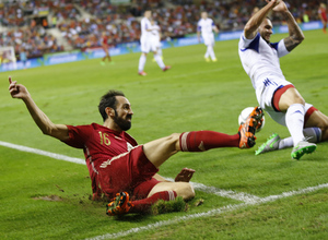 Juanfran centra en la jugada del primer gol de España frente a Luxemburgo