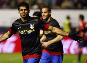 Diego Costa celebra uno de sus goles en El Sadar a Osasuna