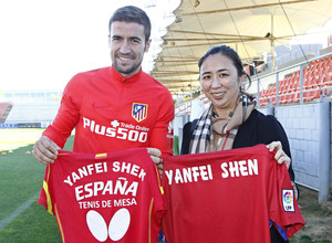 Yanfei Shen, oro en los Europeos de tenis de mesa, y Gabi, capitán del Atlético de Madrid, se intercambian camisetas de regalo en la visita de la jugadora al Cerro del Espino.