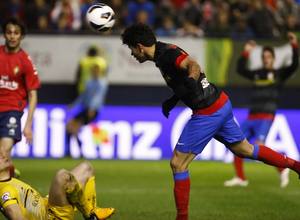 Diego Costa conecta el remate que supone el 0-1 ante Osasuna