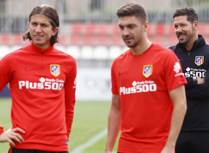 temporada 15/16. Entrenamiento en la ciudad deportiva de Majadahonda. Simeone bromeando durante el entrenamiento