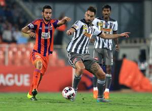 Borja Fernández pelea con un jugador del Pune City en el partido disputado de la cuarta jornada