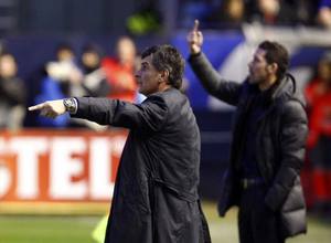 Mendilibar, entrenador de Osasuna, durante el partido contra el Atlético en El Sadar