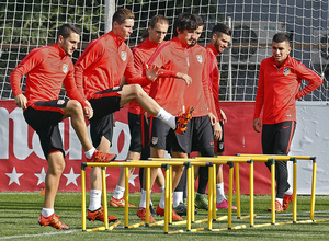 temporada 15/16. Entrenamiento en la ciudad deportiva de Majadahonda. Jugadores realizando ejercicios físicos durante el entrenamiento previo al partido de Champions contra Astana