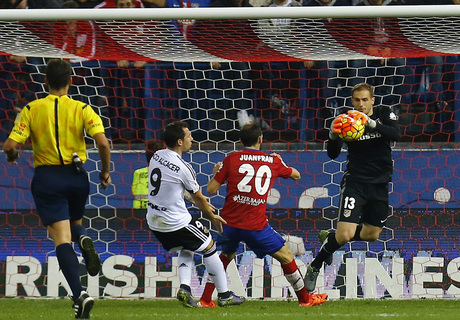temporada 15/16. Partido Atlético de madrid Valencia. Oblak parando un balón