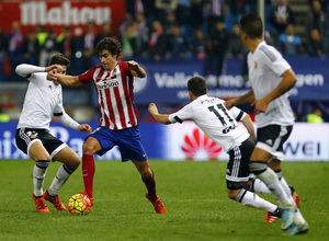 temporada 15/16. Partido Atlético de madrid Valencia. Tiago con el balón durante el partido
