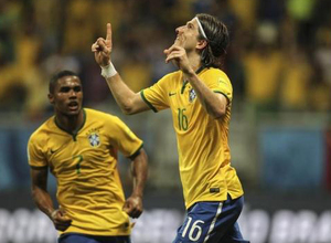 Filipe Luis celebra un gol con la selección brasileña