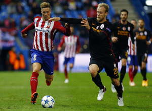 temporada 15/16. Partido Atlético de Madrid Galatasaray. Torres controlando un balón durante el partido