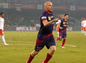 Hume fue la estrella del triunfo ante el Pune City al marcar tres de los cuatro goles del Atlético de Kolkata