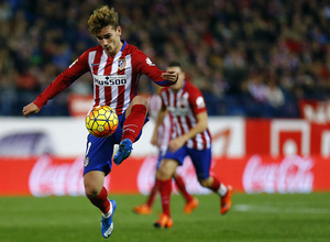 temporada 15/16. Partido Atlético Espanyol.  Griezmann controlando un balón durante el partido