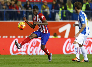 temporada 15/16. Partido Atlético Espanyol.  Thomas controlando un balón durante el partido