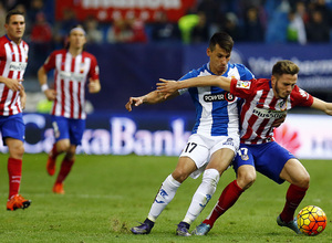 temporada 15/16. Partido Atlético Espanyol.  Saúl luchando un balón durante el partido