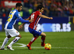 temporada 15/16. Partido Atlético Espanyol.  Óliver luchando un balón durante el partido