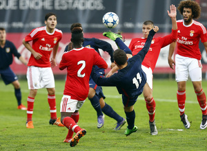 Keidi Bare remata en posición acrobática ante varios jugadores del Benfica