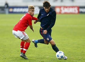 Theo se marcha por velocidad de un jugador del Benfica