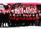 Temporada 2012-2013. Las jugadoras del Féminas con el bus del primer equipo