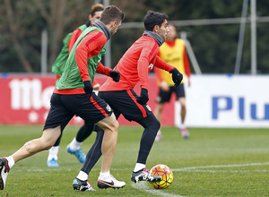 temporada 15/16. Entrenamiento en la ciudad deportiva de Majadahonda. Augusto luchando un balón durante el entrenamiento