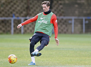 temporada 15/16. Entrenamiento en la ciudad deportiva de Majadahonda. Torres golpeando un balón durante el entrenamiento
