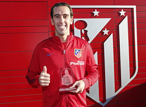 Godín recibe el premio FIFA Ultimate Team