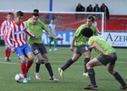 Ian, jugador del Atlético C, conduce el esférico ante varios jugadores del Adarve