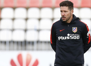 temporada 15/16. Entrenamiento en la ciudad deportiva de Majadahonda. Simeone observa a sus jugadores