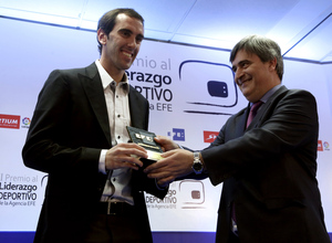 Godín recibe un premio de la Agencia EFE