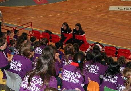Temporada 2012-2013. Carlota y Blanca entregando los diplomas en el Clínic