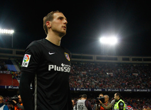 Jan Oblak sale al campo en un partido en el Calderón