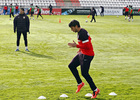 Temporada 12/13. Entrenamiento. Simeone observando a Insúa durante el entrenamiento en la ciudad deportiva de Majadahonda