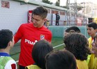 Temporada 2015-2016. Miguel Ángel Moya, Luciano Vietto y Thomas saludaron a los niños de la fundación.