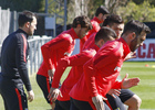 Temporada 15/16. Entrenamiento en la Ciudad Deportiva Wanda Atlético de Madrid. Los jugadores realizan ejercicios de calentamiento.