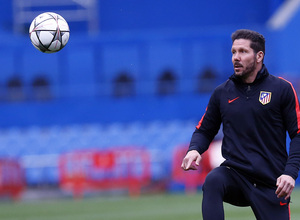 temporada 15/16. Entrenamiento en el Estadio Vicente Calderón. Simeone con el balón durante el entrenamiento