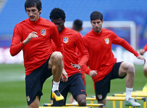 temporada 15/16. Entrenamiento en el Estadio Vicente Calderón. Savic realizando ejercicios físicos durante el entrenamiento
