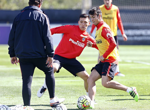 temporada 15/16. Entrenamiento en la ciudad deportiva de Majadahonda. Óliver y Kranevitter luchando un balón durante el entrenamiento