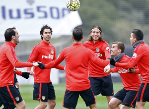 temporada 15/16. Entrenamiento en la ciudad deportiva de Majadahonda. Jugadores realizando ejercicios con balón durante el entrenamiento