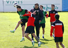 Temporada 12/13. Entrenamiento Saúl y Cristian luchan un balón durante el entrenamiento en el Cerro del Espino