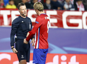 Mark Clattenburg durante el Atlético-PSV