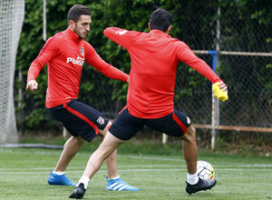 temporada 15/16. Entrenamiento en la ciudad deportiva de Majadahonda. Koke y Augusto luchando un balón durante el entrenamiento