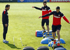 Temporada 12/13. Entrenamiento, Simeone mira cómo Gabi y Juanfran realizan ejercicios de equilibrio durante el entrenamiento en la Ciudad Deportiva de Majadahonda